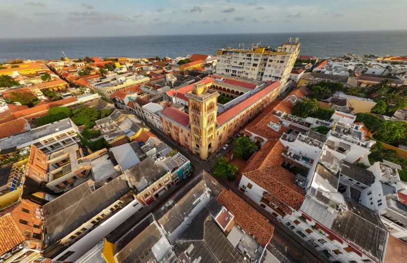 Vista aérea del centro histórico de Cartagena y el mar Caribe