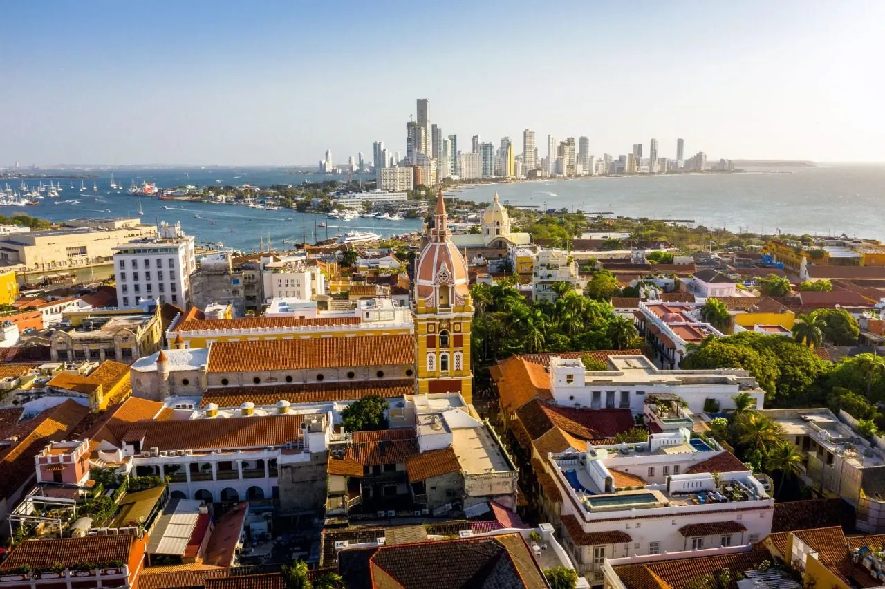 Vista aérea del centro histórico de Cartagena y el mar Caribe