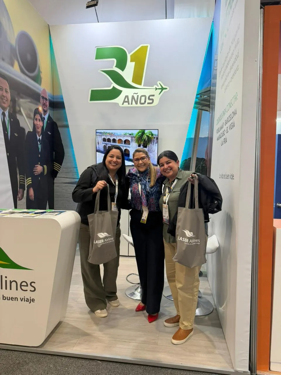 Equipo de Vacaciones Medellín en el encuentro de Laser Airlines