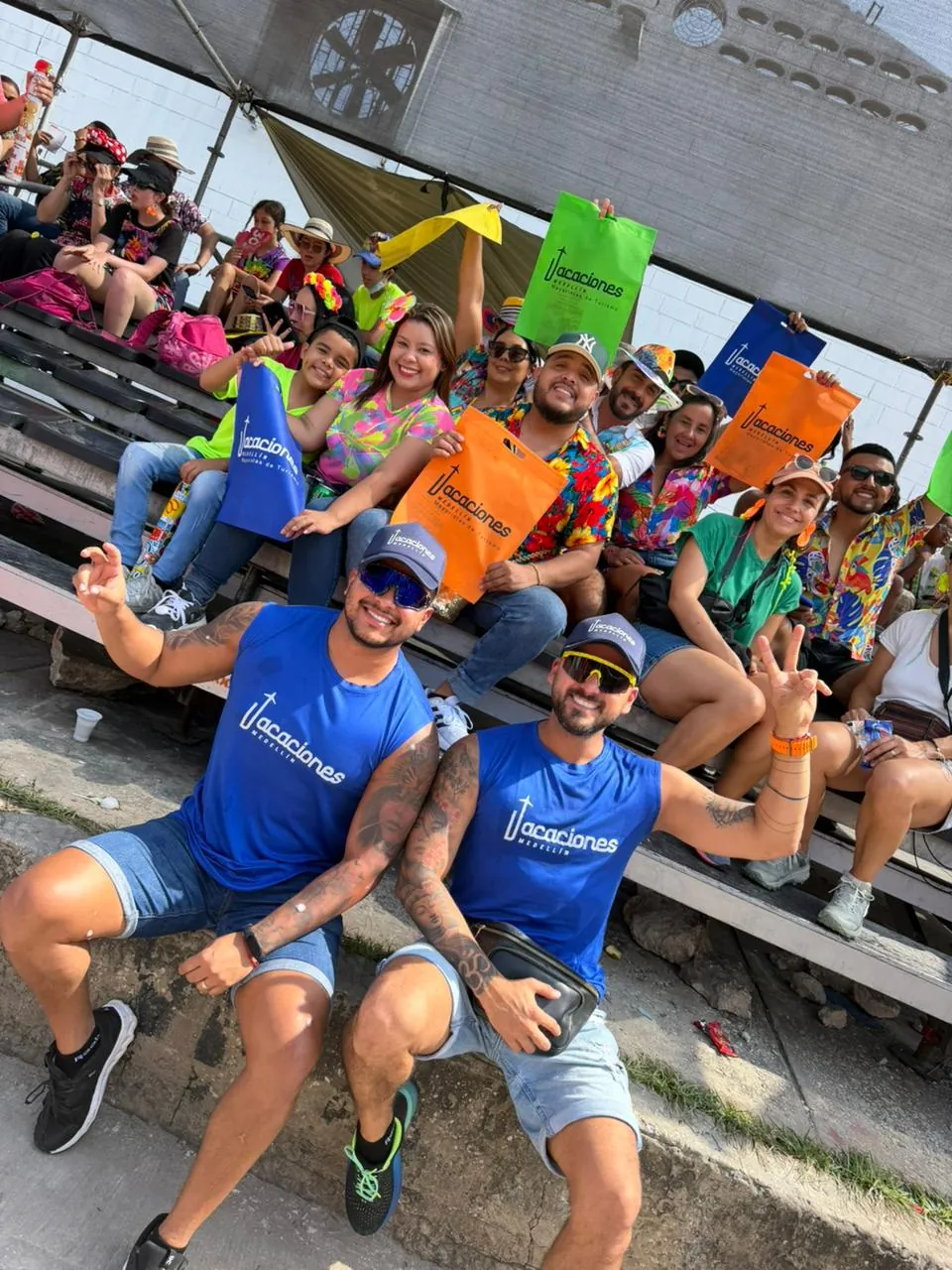 Grupo en un encuentro cultural con elementos de Vacaciones Medellín