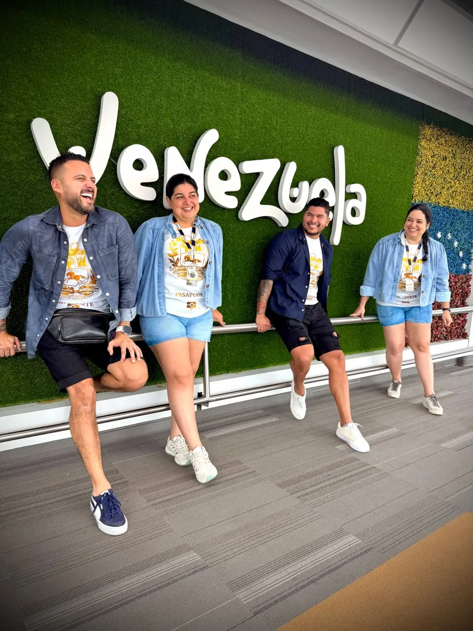 Equipo de Vacaciones Medellín durante una actividad en Venezuela