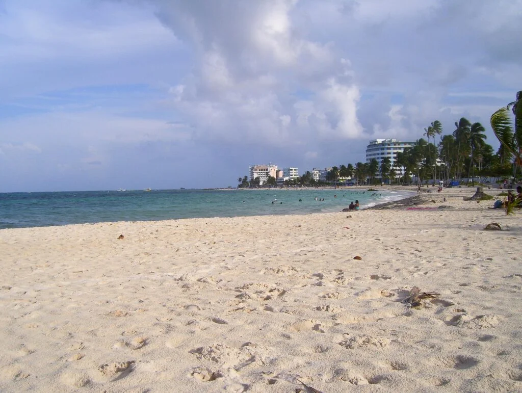 Playa de arena blanca y mar Caribe en San Andrés